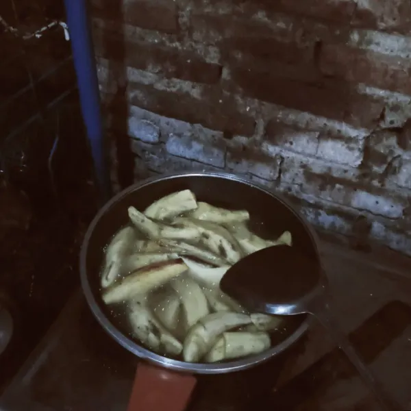 Siapkan teflon masukan minyak lalu goreng otak-otak dengan api sedang, sambil sesekali diaduk sampai matang. Angkat dan sajikan dengan saus kacang