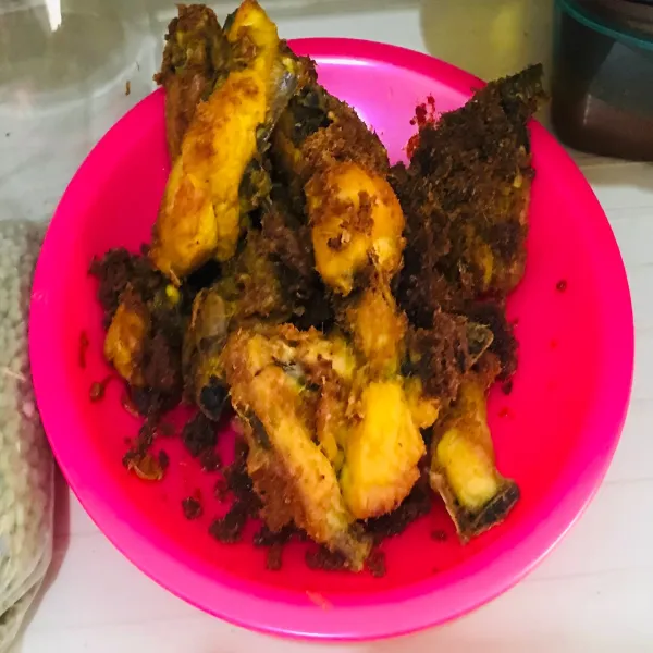Siapkan ayam yang sudah digoreng lalu disuir-suir untuk topping
