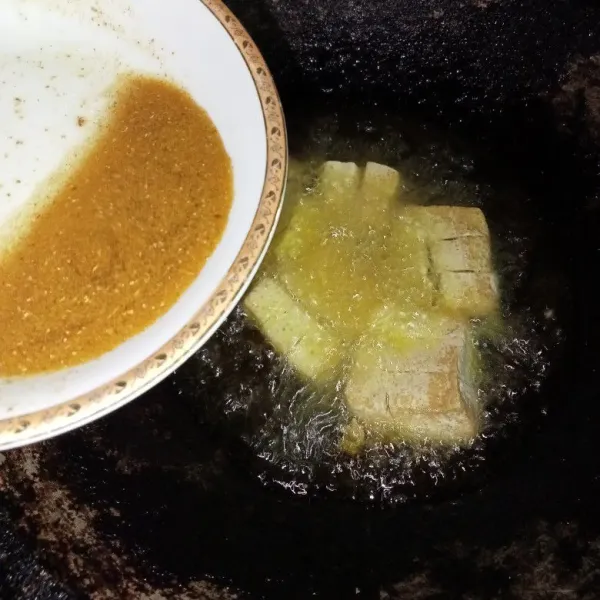 Lalu masukkan bumbu marinasi dan goreng tahu hingga matang.