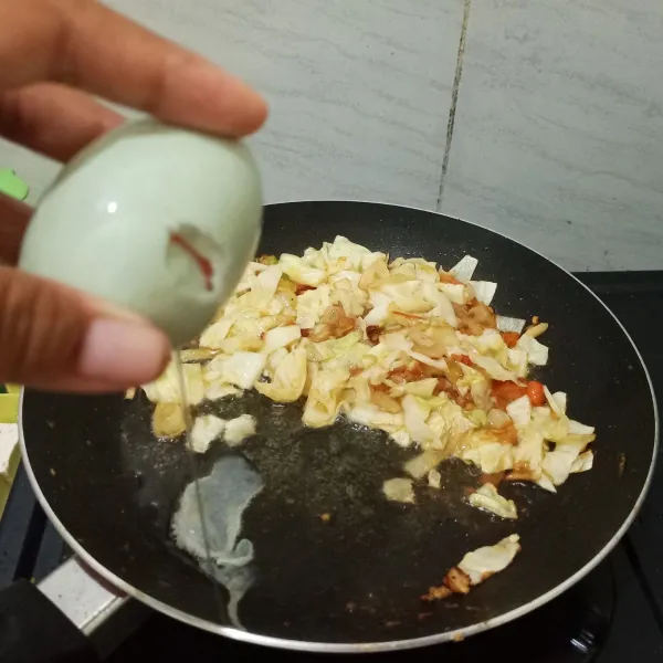 Setelah kolnya layu, agak sisihkan sisakan tempat buat nyeplok telur bebeknya, kalau dirasa kurang minyak bisa ditambah minyak 2 sdm