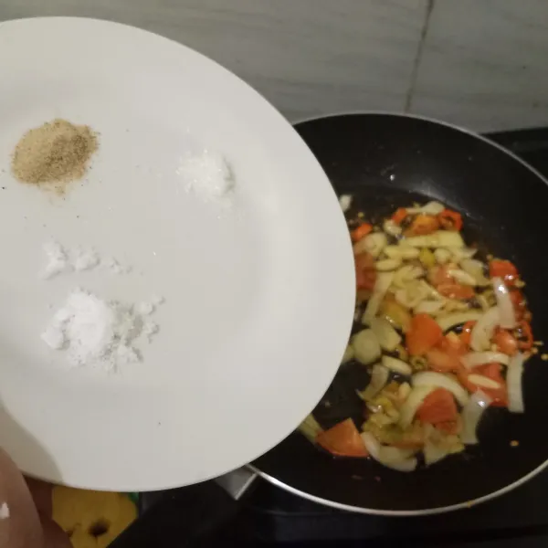 Setelah bumbu layu, masukan garam, lada dan penyedap