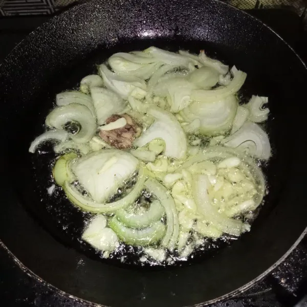 Tumis bawang bombai, bawang putih dan jahe hingga harum.