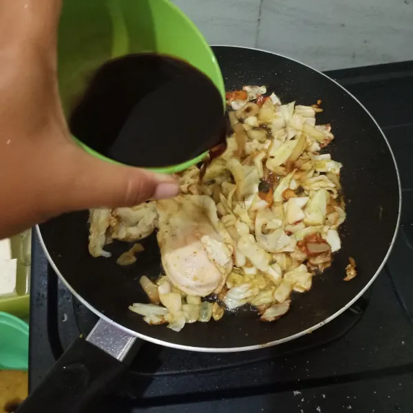 Saat telur sudah setengah matang, tambahkan larutan semua kecap dan air