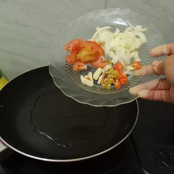 Tumis bawang putih, bawang bombai, tomat dan cabe yang sudah diiris