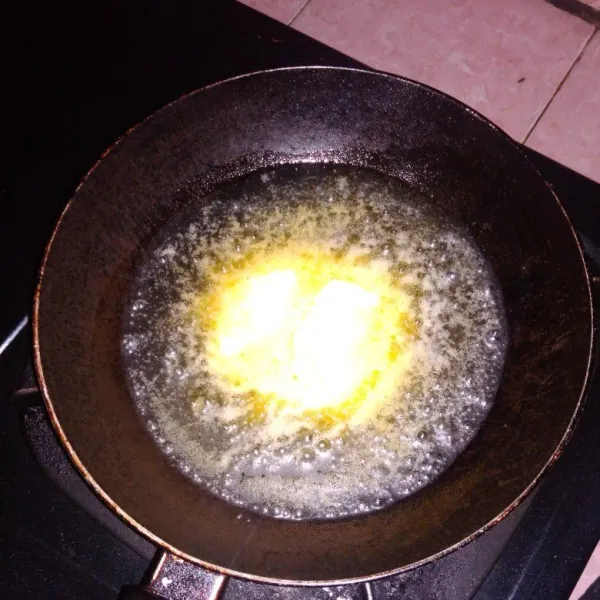 Panaskan minyak goreng dan margarin hingga margarinnya larut dan panas.