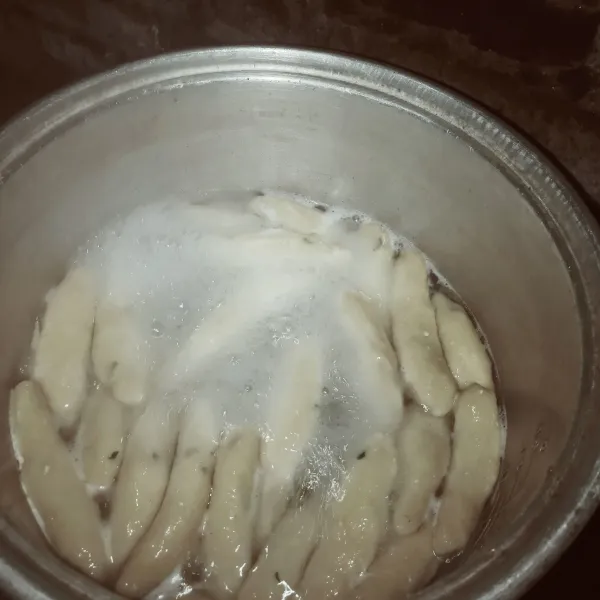 Siapkan panci masukan air lalu masak sampai mendidih. Masukan otak-otak masak sampai matang angkat dan tiriskan