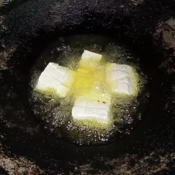 Goreng tahu dengan api sedang hingga setengah matang.