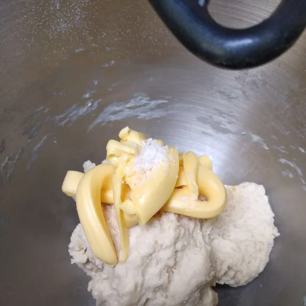 Masukkan margarin dan garam, uleni hingga kalis elastis kemudian proofing adonan hingga mengembang dua kali lipat, minimal 40 menit.