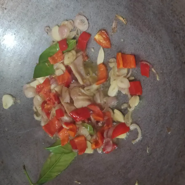 Tumis irisan bawang merah dan bawang putih hingga harum. Masukkan lengkuas, daun salam dan cabe merah, masak hingga matang.