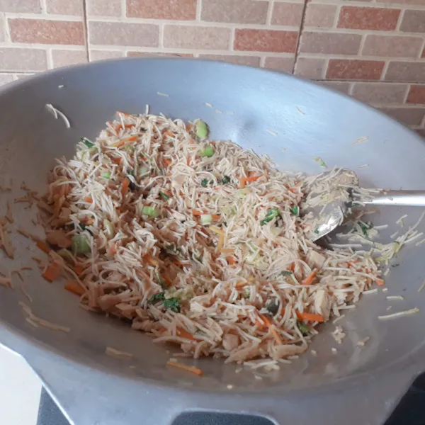 Masukan bihun, masak dengan api kecil hingga matang. Test rasa