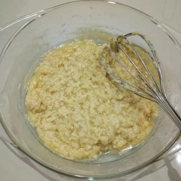 Kemudian masukkan margarin cair dan minyak goreng, aduk asal rata.