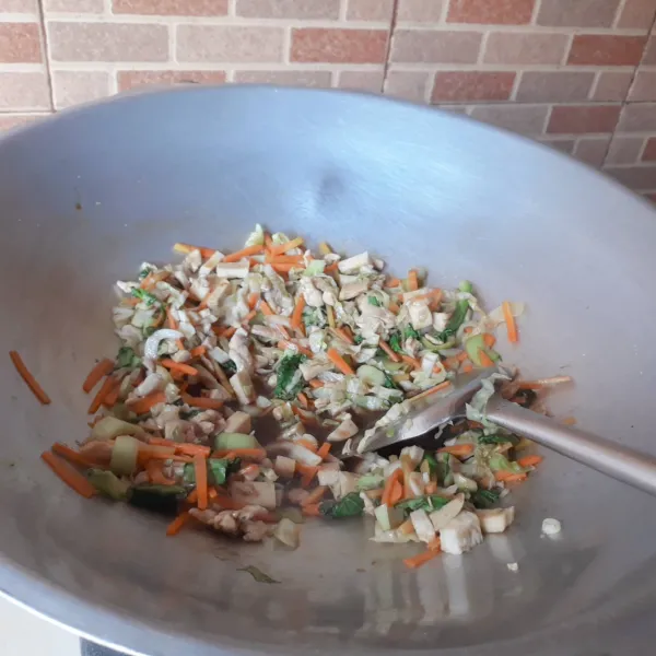 Masukan sayuran & semua bumbu penyedap. Masak hingga sayuran layu