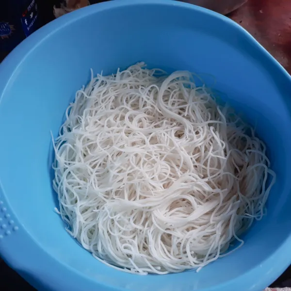 Rendam bihun selama 1 jam, tiriskan