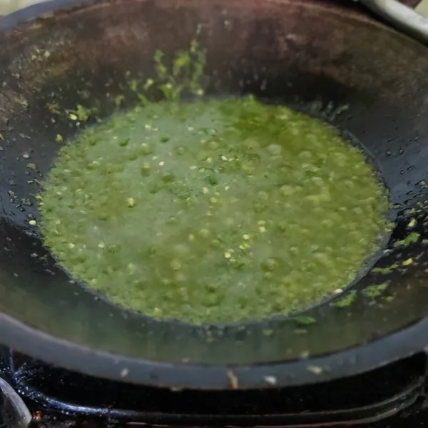 Goreng cabe hijau yang sudah dihaluskan sampai warna cabe berubah menjadi lebih kecoklatan. Kemudian diamkan sekitar 5 menit hingga cabe dingin