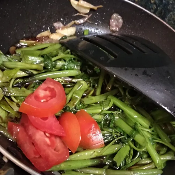 Masukkan potongan tomat, aduk sebentar. Koreksi rasa dan siap disajikan.
