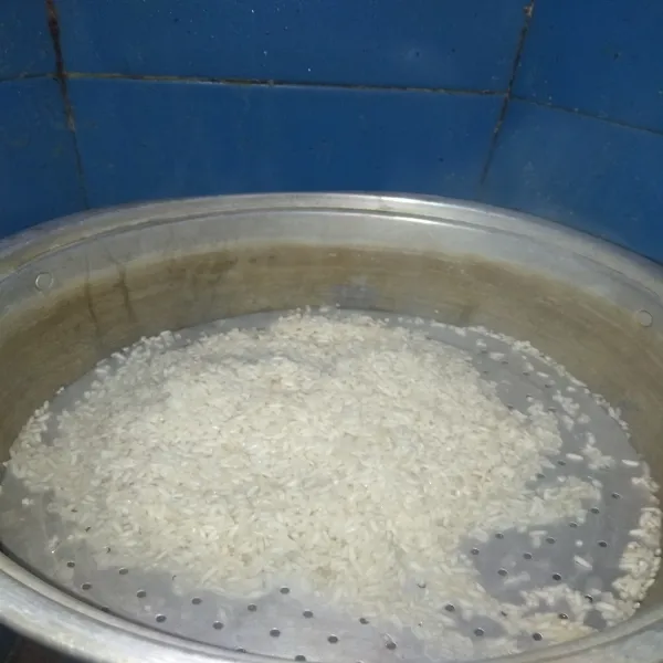 Cuci bersih beras ketan lalu kukus selama 15 menit dan tampak mengempal. Matikan api.