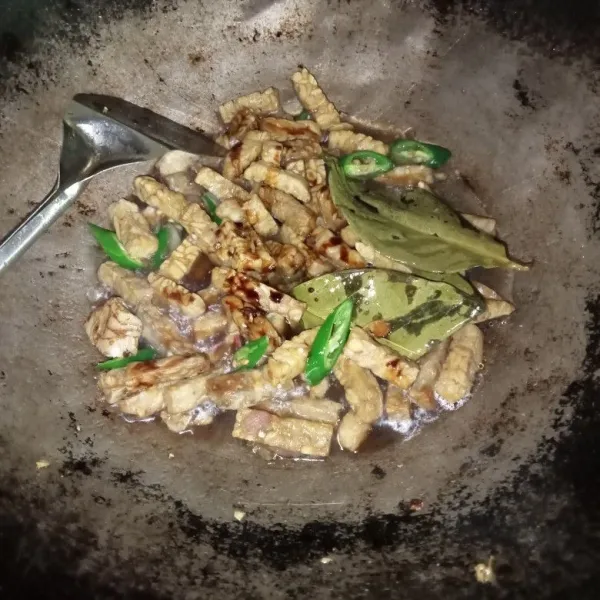 Masukkan air dan kecap manis, aduk-aduk hingga rata.