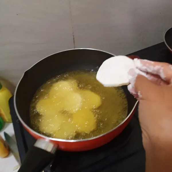 Kemudian goreng kentang dengan api kecil sampai setengah matang. Setelah itu tiriskan.