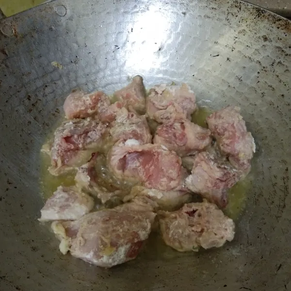 Goreng ayam hingga matang kecokelatan, tiriskan