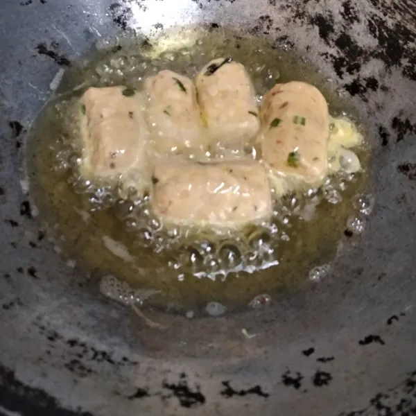 Celupkan tempe kedalam telur lalu goreng hingga berwarna kecoklatan. Angkat dan tiriskan. siap disajikan.