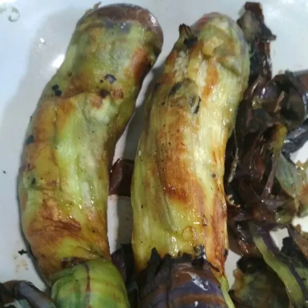 Kupas terong kemudian potong menjadi 4 bagian