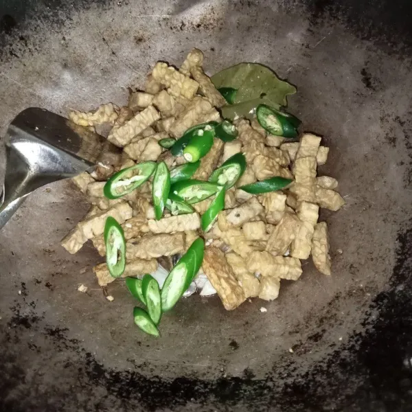 Masukkan tempe dan cabai, lalu aduk rata.