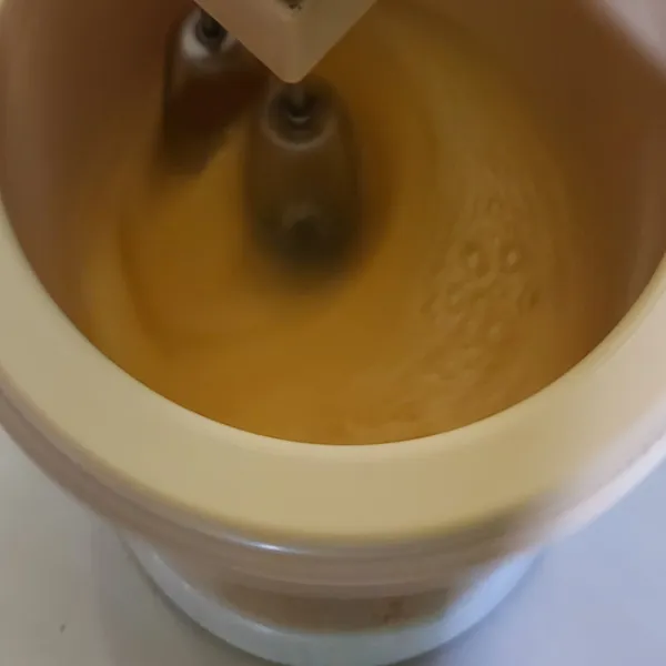 Kocok bahan tersebut dengan mixer berkecepatan tinggi sampai mengembang (berubah berwarna putih pucat), kira-kira membutuhkan waktu sekitar 20 menit