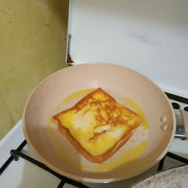 Panaskan margarin panggang roti hingga berubah warna, lakukan hingga habis, matikan kompor