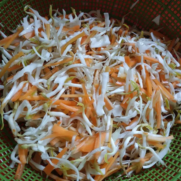 Cuci bersih kol, wortel dan tauge.