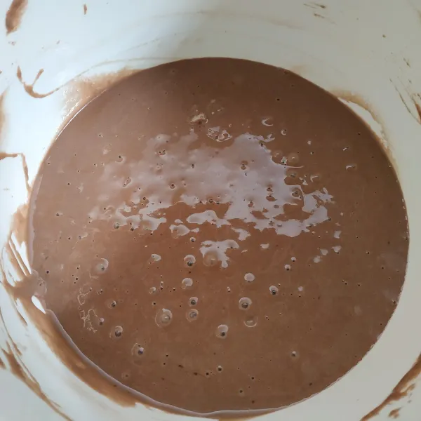 Selanjutnya masukkan telur dan baking powder, mixer kembali hingga rata. Tutup dengan kain bersih dan istirahatkan selama 1 jam.