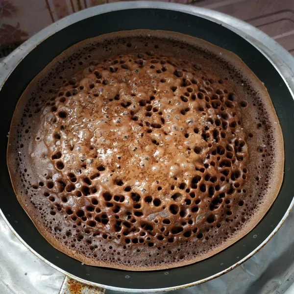 Apabila gelembungnya sudah mencapai ketengah taburi dengan gula pasir secukupnya, tutup teflonnya dan kecilkan api, panggang sampai matang.