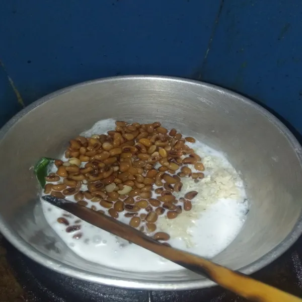 Masukan beras ketan yang sudah dikukus tadi ke dalam santan, masukan pula kacang tholonya. Aduk rata dan diamkan sebentar hingga santan meresap.