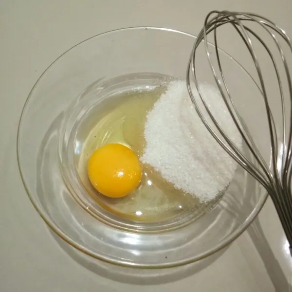 Kocok telur, gula pasir dan vanilli cair hingga gula larut.