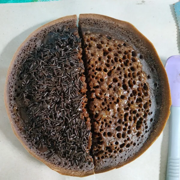 Tambahkan topping secukupnya, potong-potong dan sajikan.