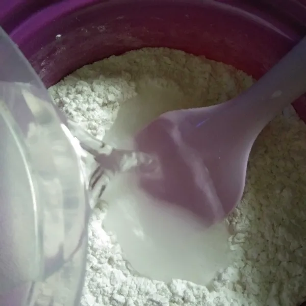Dalam wadah, masukkan tepung beras, tepung ketan, vanili dan garam. Aduk rata lalu tambahkan air secara bertahap. Aduk rata lagi hingga tekstur akhir adonan licin