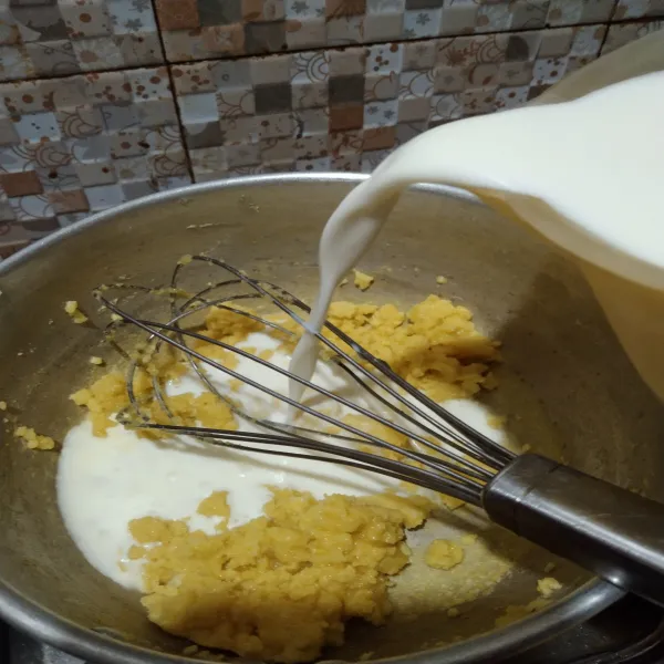 Masak margarin sampai leleh lalu tambahkan terigu aduk lagi, biarkan terigu matang, lalu tambahkan susu sediki demi sedikit sambil diaduk.