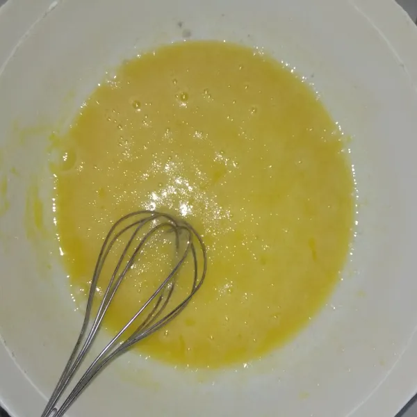 Kocok telur dan gula hingga gula larut, cukup mengginakan whisk saja mengocoknya.