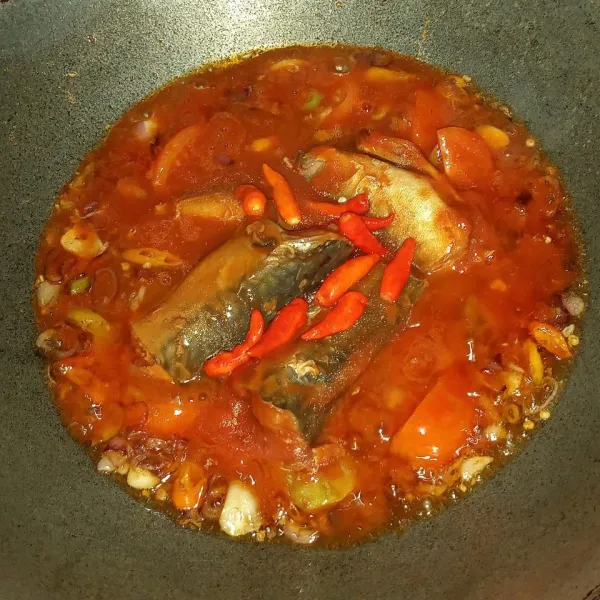 Masukkan sarden dan cabe rawit utuh. Bumbui garam, kaldu bubuk dan gula pasir. Masak sebentar.