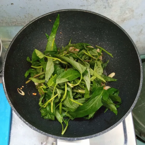 Masukkan kangkung. Aduk rata. Masak sampai layu.