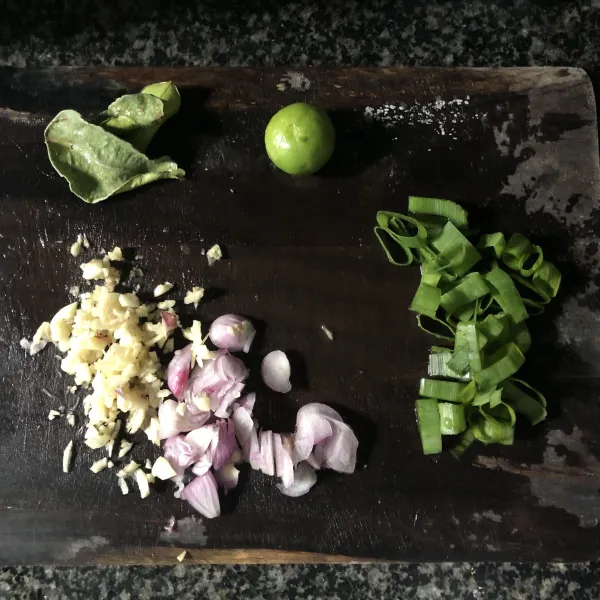 Siapkan bahan-bahan, iris bawang merah, bawang putih, daun bawang, dan cabe merah