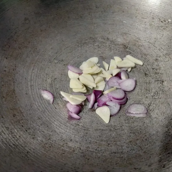 Tumis bawang merah dan bawang putih hingga layu dan harum.