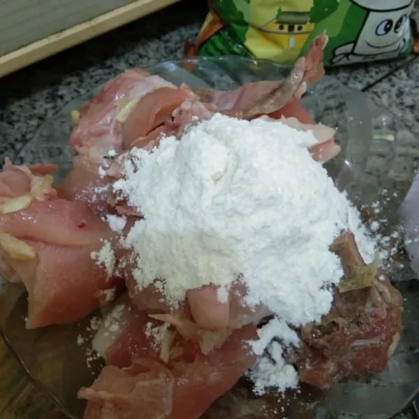 Tambahkan tepung terigu, aduk rata pastikan tepung menempel pada daging ayam