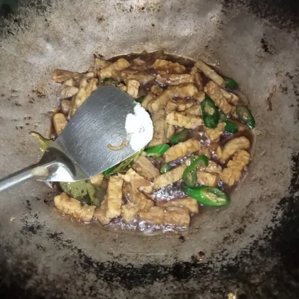 Bumbui dengan garam, gula pasir, lada bubuk dan kaldu jamur.