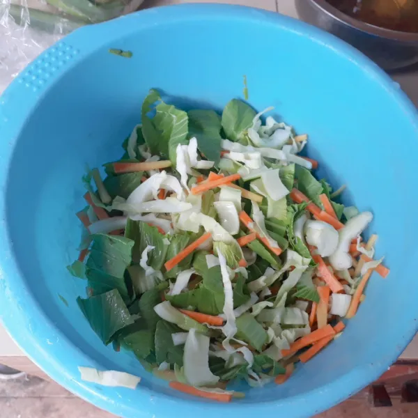 Iris tipis kol, potong korek api wortel. Iris 1 cm pokcoy, campur sayuran, cuci bersih & tiriskan