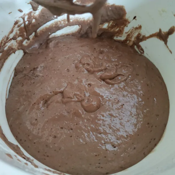 Campur tepung, tapioka, gula, coklat bubuk dan pasta coklat jadi satu mixer hingga tercampur rata.