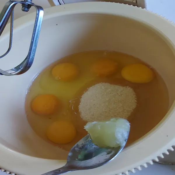 Campurkan lima butir telur, gula dan SP ke dalam satu wadah