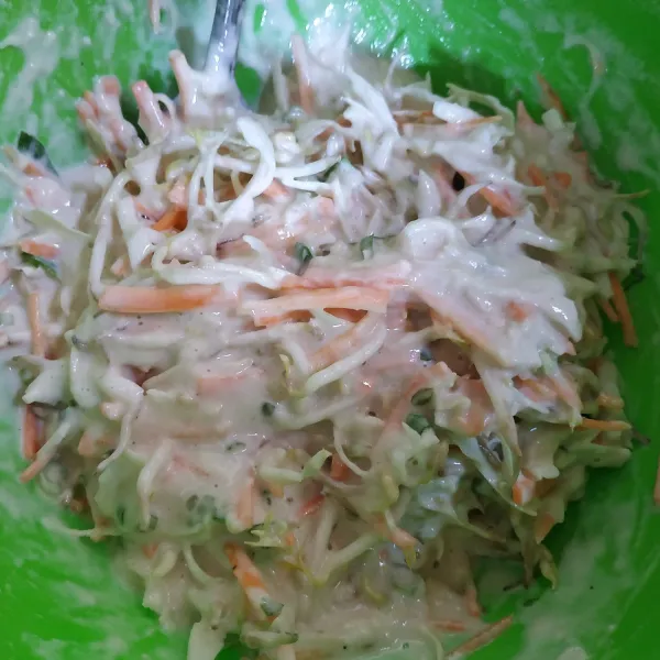 Masukkan sayur, daun bawang dan seledri aduk hingga tercampur rata.