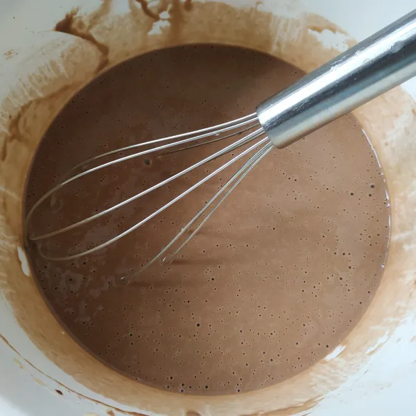 Selanjutnya campur jadi satu bahan 2, air dan soda kue lalu masukkan kedalam adonan aduk hingga tercampur rata.