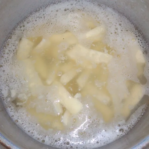 Panaskan air. Masukkan singkong, garam dan bawang putih yang sudah dihaluskan tadi. Rebus hingga matang, kemudian dinginkan.