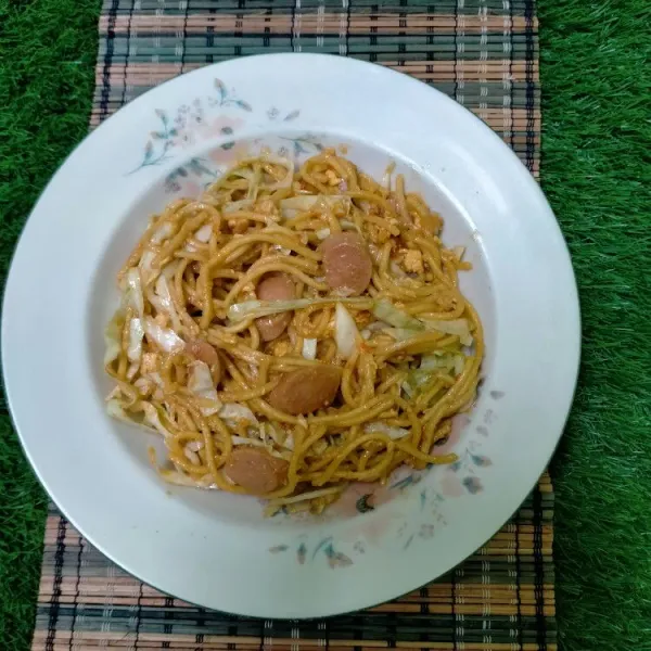 Bakmie goreng siap disajikan.